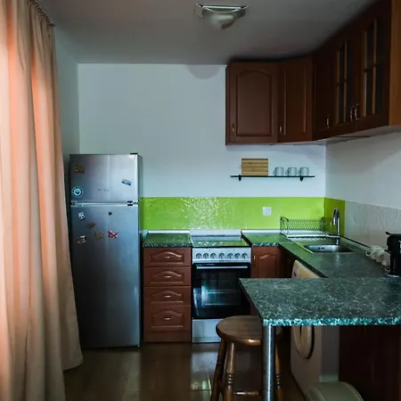 Cozy House With Free Parking Apartment