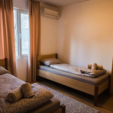 Апартаменты Cozy House With Free Parking *