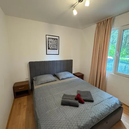 Cozy House With Free Parking Апартаменты *