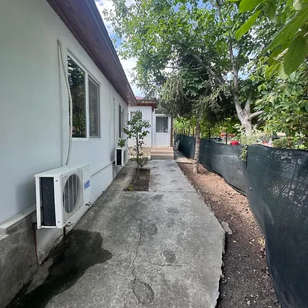 Апартаменты Cozy House With Free Parking *