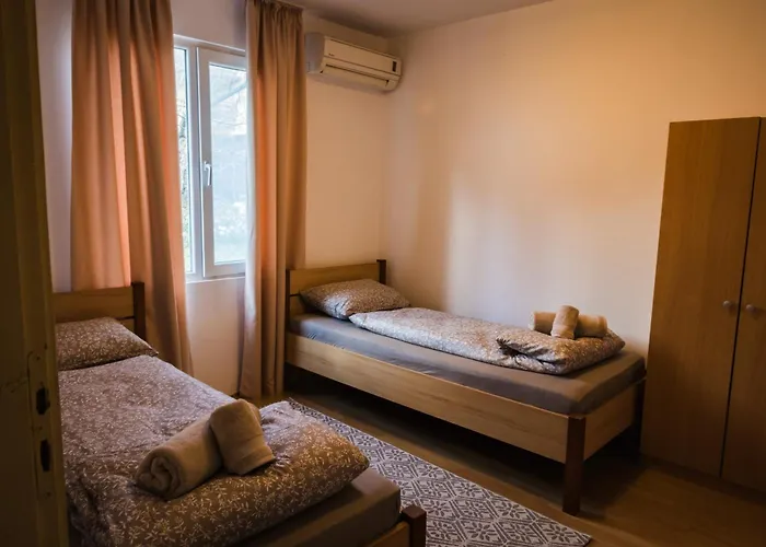 Апартаменты Cozy House With Free Parking *