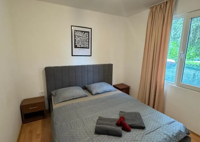 Cozy House With Free Parking Апартаменты *